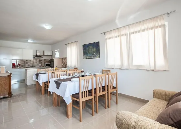 Katy Mit Garten- Grill Und Terrasse By Interhome Vikendica